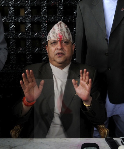 कसले पम्प दिइरहेकोछ पूर्व राजा ज्ञानेन्द्रलाई