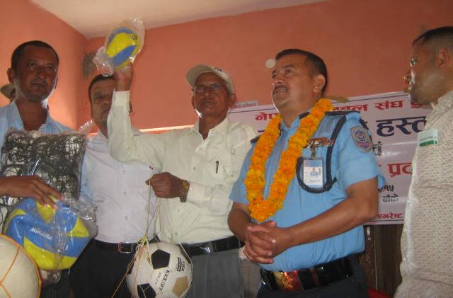 विद्यालयलाई खेल सामग्री हस्तान्तरण