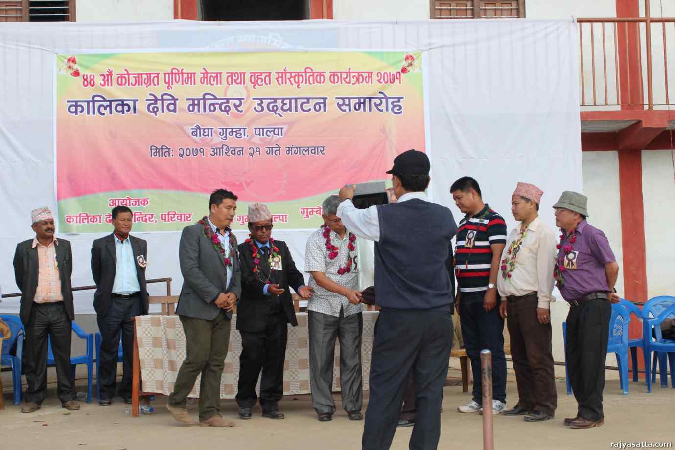 युकेमा बस्ने गुम्बेलीहरुले बनाए गाउमा कालिका देबि मन्दिर