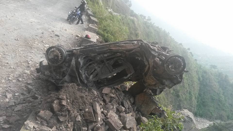भूकम्पपछि ट्याक्सीमा ढुंगा खस्दा दुई गम्भिर , १२ विद्यार्थी घाइते, शनिवार सम्म निजि विद्यालय वन्द