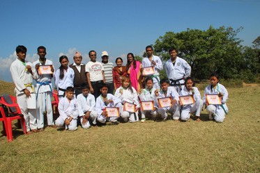 मदरल्याण्ड तेक्वाण्डो डोजाङ्ग द्धारा आफ्ना बिजेता सात खेलाडीलाई सम्मान