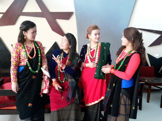 पर्यटक डाक्दै भाचोके चेली