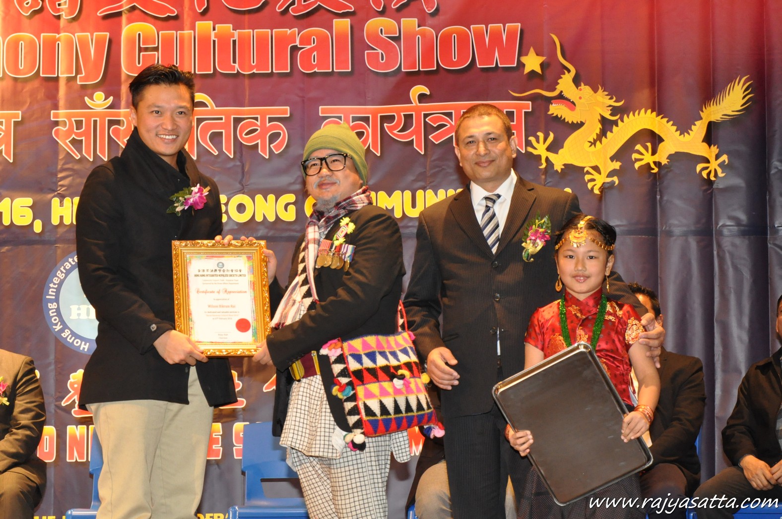 हिन्सको सांस्कृतिक कार्यक्रम तक्मे बुढाले तक्मा टल्काएर चाइनिज बोले