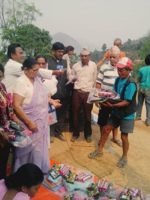 पेलाकोट चोकमा अागलागि पिडितलाइ राहत वितरण