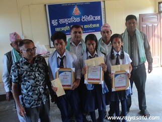 गरिव तथा जेहेन्ददार विद्यार्थीहरुलाई छात्रवृत्ति प्रदान