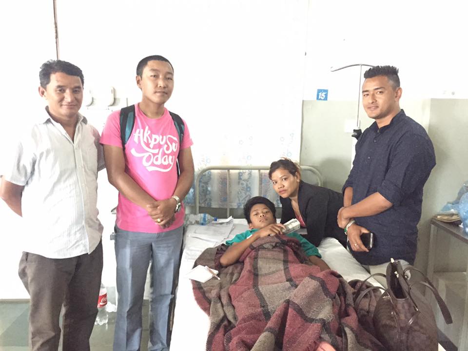 ईश्वरको उपचारार्थ संकलित रकम परिवारलाई हस्तान्तरण