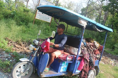 लोकमार्गमा फोहोर फाल्ने सवारी साधान संगै २ जनालाई प्रक्राउ