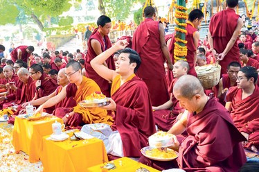 विस्व शान्ति पूजा (मोन्लम) लुम्बिनीबाट बोधगयामा सारिएकोबारे