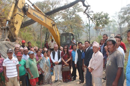 चरेङ्गेबाट मुढावास जाने बाटो निर्माणको काम शुरु