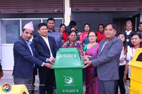 मिलन फाउण्डेशन नेपालद्वारा मोदी गाउँपालिकालाई डसबिन हस्तान्तरण