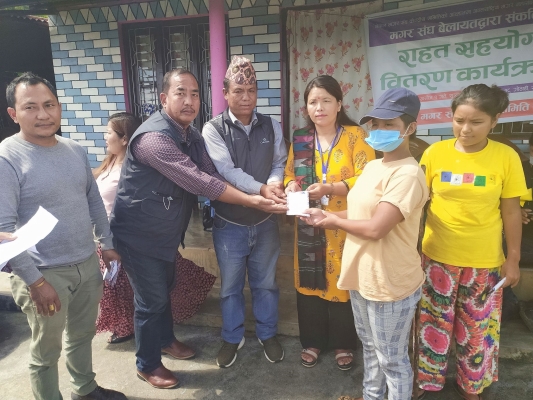 गोठादीका पहिरोपीडितलाई मगर संघ बेलायतको ४० हजार सहयोग