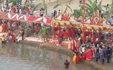 आज छठ पर्वको मुख्य दिन, अस्ताउँदो सूर्यलाई अर्घ चढाइदै