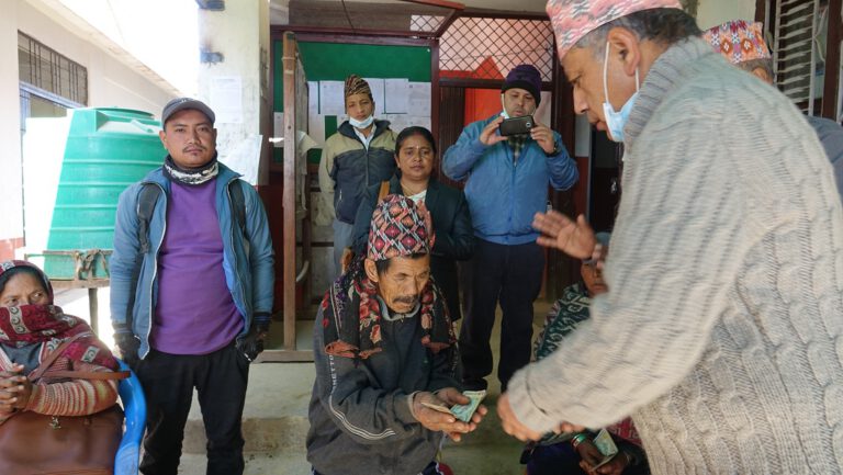 पाल्पा जिल्ला समाज यूके बाट रिब्दीकोट र तिनाउँका पहिरो पिडितलाई आर्थिक सहयोग