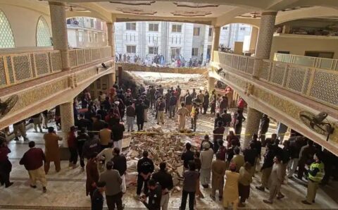 पाकिस्तानको  पेशावरस्थित एक मस्जिदमा बम विस्फोटले २७ जना मारिएकाे र १५० जना घाइते