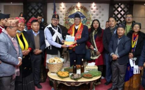 मगरकाे नयाँ वर्ष माघ्या सकराटि उद्घाटन गर्न प्रधानमन्त्री प्रचण्डलाई मगर पाहुर(कोशेली)ले निम्ताे