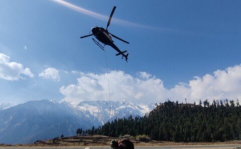 हुम्लामा हेलिकोप्टरबाट नुन ढुवानी