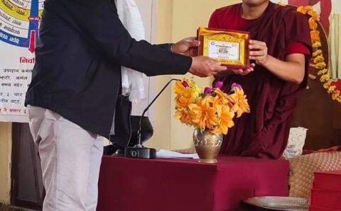 रिब्डीकोट बुद्ध विहारका अध्यक्ष थापालाई मायाँको चिनो प्रदान