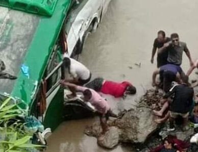 काठमाडौंबाट बेनी जाँदै गरेकाे यात्रु बाहक बस दुर्घटना