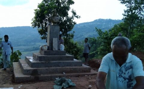 गोरखा सिमलगैरीमा बुद्दिबल रानामगरको अर्धकदको शालिक