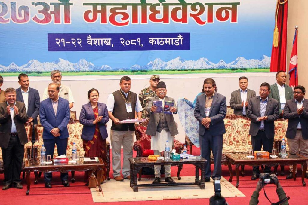 प्रधानमन्त्रीद्धारा बिडारी र खड्काको आमसञ्चारको परिचय विमोचन