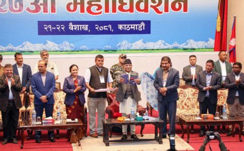 प्रधानमन्त्रीद्धारा बिडारी र खड्काको आमसञ्चारको परिचय विमोचन