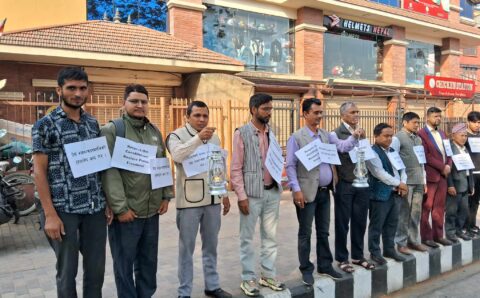 प्रेस स्वतन्त्रताको पक्षमा लालटिन बालेर प्रदर्शन