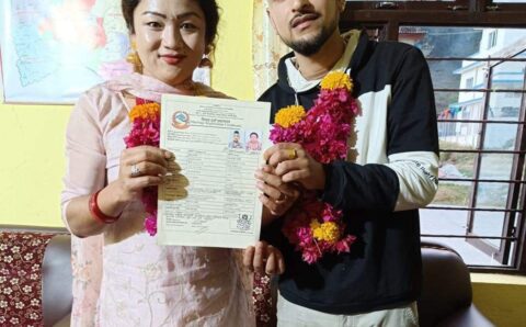 इतिहास रचेका समलिंगी विवाहित जोडीहरु आफ्नै समुदायको संस्थाबाट तिरस्कृत