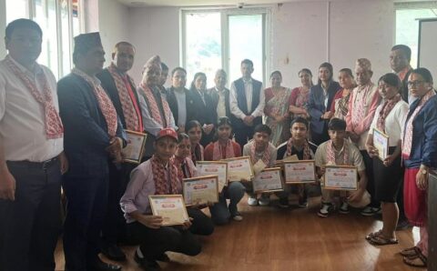 वालिङ नगरपालिकाले एसईईमा उत्कृष्ठ नतिजा ल्याउने विद्यार्थीलाई पुरस्कृत गर्याे