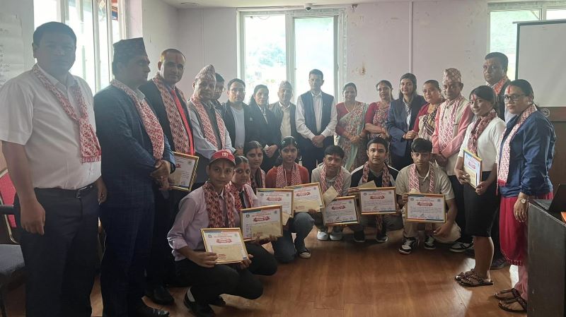 वालिङ नगरपालिकाले एसईईमा उत्कृष्ठ नतिजा ल्याउने विद्यार्थीलाई पुरस्कृत गर्याे