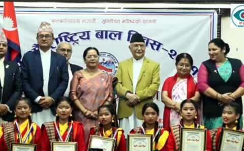 उत्कृष्ट प्रदर्शन गर्ने छात्राहरूलाई प्रधानमन्त्री ओलीबाट पुरस्कार प्रदान