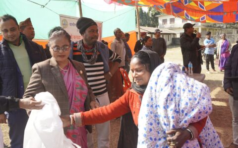मेटलाईफ र फरवार्ड नेपालद्वारा न्यानोकपडा वितरण
