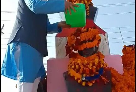 गंगाजल छर्केर शहीदको शालिक शुद्धिकरण गरियो 