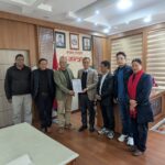 बेलायतमा बस्ने भूतपूर्व सैनिकले गृहमन्त्री ओम प्रकाश अर्याललाई भेटि ज्ञापनपत्र बुझायो