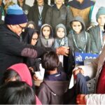 कबिर बाल आश्रमलाई ज्याकेट र सिरक हस्तान्तरण