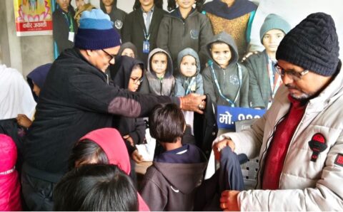 कबिर बाल आश्रमलाई ज्याकेट र सिरक हस्तान्तरण