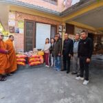 भिक्षु अर्जुन मगरबाट आश्रामका बालबालिका लाई खाधान्य दान (फाेटाे सहित)