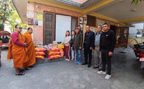 भिक्षु अर्जुन मगरबाट आश्रामका बालबालिका लाई खाधान्य दान (फाेटाे सहित)