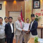 ब्रिटिस गोर्खाहरूले गृहमन्त्री सुधन गुरूङलाई भेटेर उनका सन्तानको वंशजकाे नेपाली नागरिकता निरन्तरताको मागपत्र हस्तान्तरण गरे