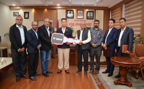 भोटेकोशी बाढीपीडित क्षेत्रमा उद्धार तथा पुनःस्थापनाका लागि डुसान बोबक्याटद्वारा १० करोडभन्दा बढीका उपकरण सहयोग